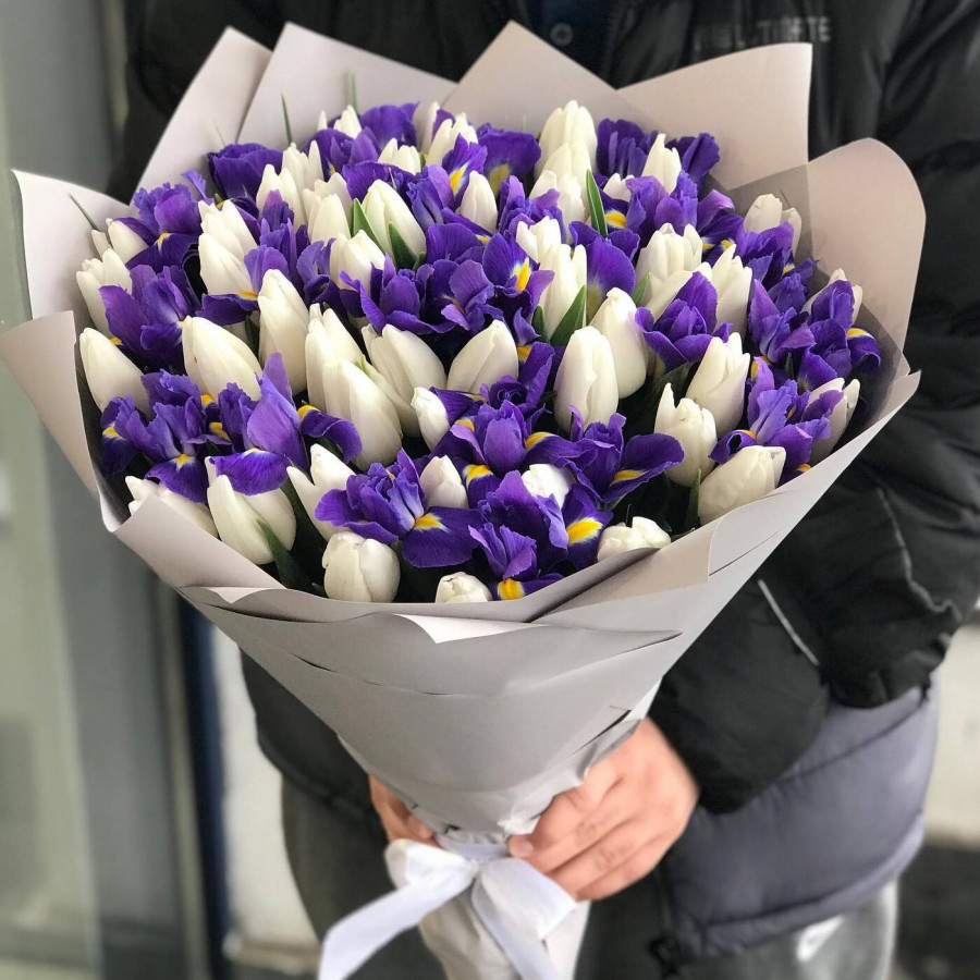Букет из ирисов и белых тюльпанов -  фото 2