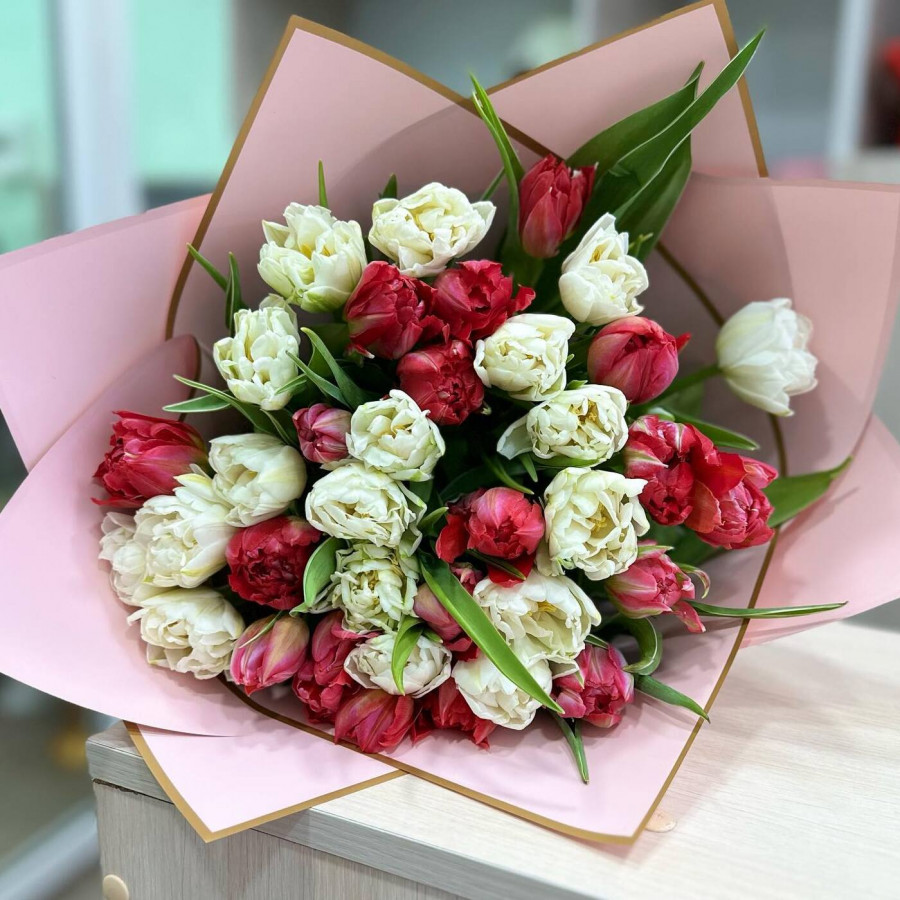 Букет из 31 белого и красного тюльпана -  фото 3